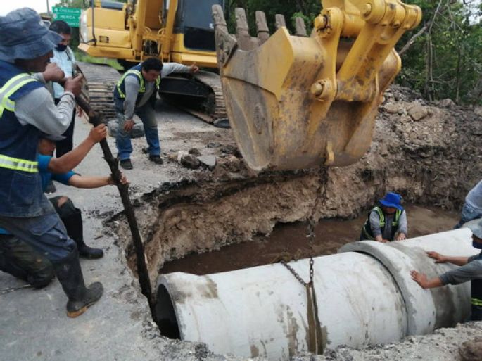 Realizan trabajos para mejorar pasos de agua en la carretera que divide al Fraccionamiento Ciénaga 2,000 con la Ciénaga de Progreso
