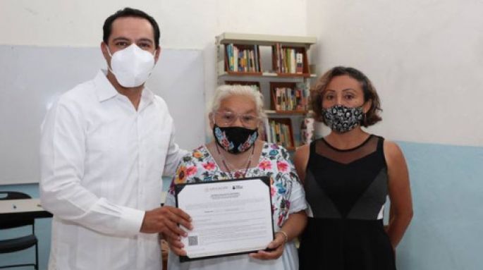 María Luisa Paredes Durán de Muna termina su primaria a los 70 años 