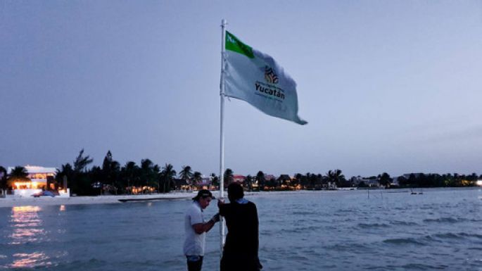 Gobierno del Estado de Yucatán instaló 17 banderas que alertarán de la presencia de rocas marinas en la costa Yucateca