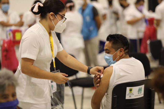 Macromódulo del Centro de Convenciones Yucatán siglo XXI registra importante afluencia para segunda dosis de vacuna Pfizer contra el Coronavirus