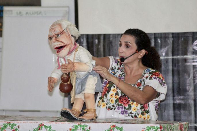 Niñas y jóvenes conocen las historias de vida del Abuelo Pedro