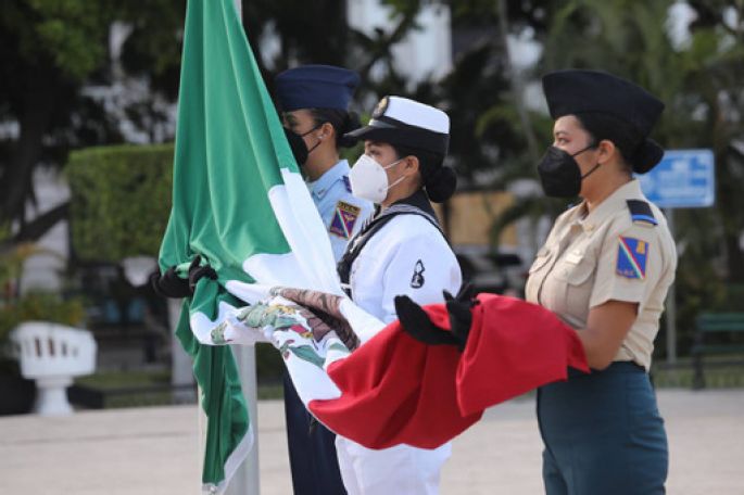 Reconocen labor del personal de salud en la lucha contra el Coronavirus durante ceremonia cívica por el 211 aniversario del inicio de la Independencia