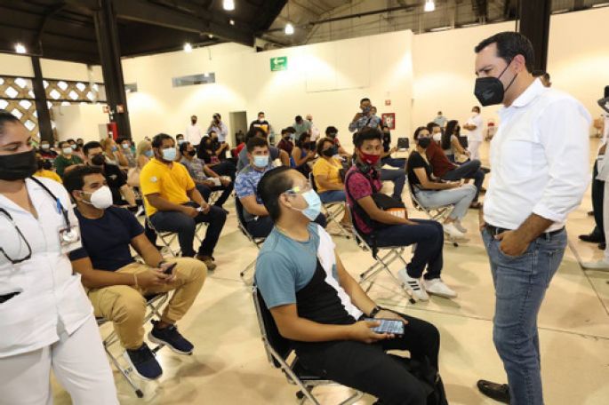 El Gobernador Mauricio Vila Dosal supervisa en Mérida vacunación de personas de 18 a 29 años