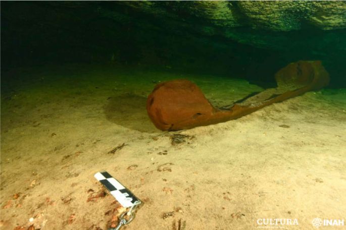 Arqueólogos localizan canoa prehispánica en un cenote durante proyecto del Tren Maya