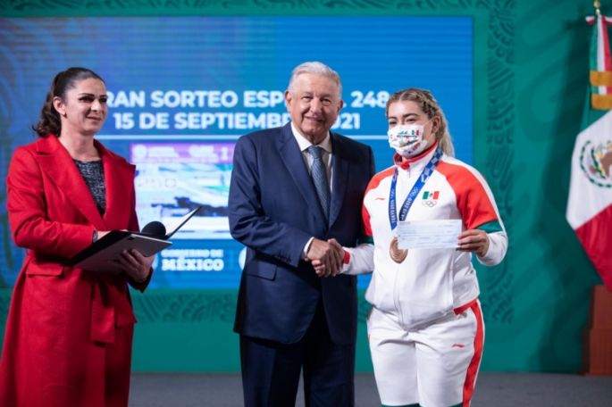 Entregan estímulos a atletas de Juegos Olímpicos de Tokio 2020