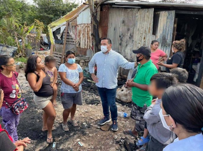 Visita Renán Barrera a las familias de las colonias afectas por incendios