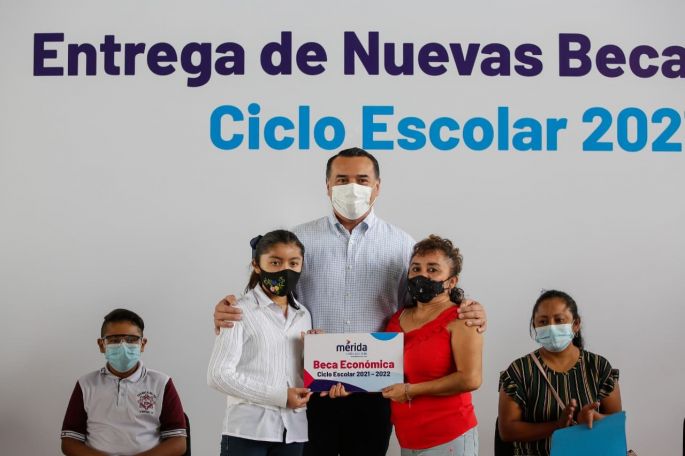 Renán Barrera encabeza la entrega de nuevas becas económicas para el nivel primaria y secundaria de escuelas públicas