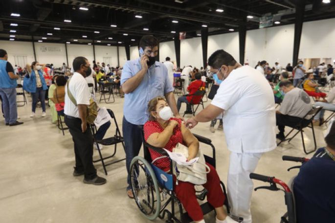 Adultos mayores de 60 años de Mérida empiezan a recibir refuerzo de la vacuna contra el Coronavirus