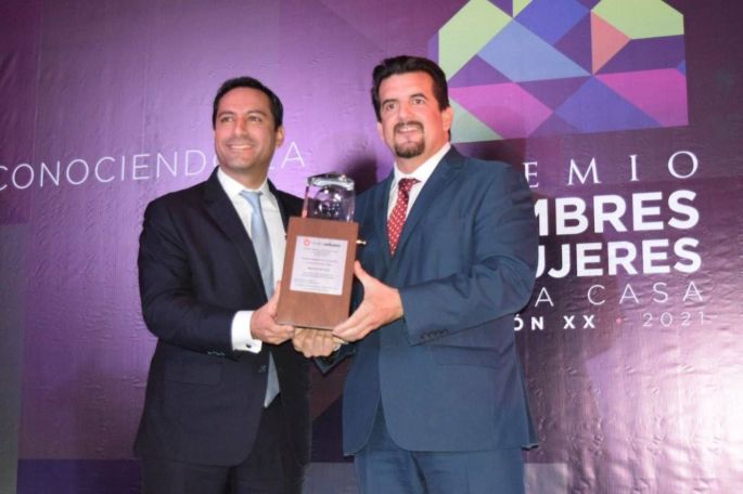 El Gobernador Mauricio Vila recibe premio por su impulso a las acciones de vivienda, que mejoran la vida de las familias yucatecas
