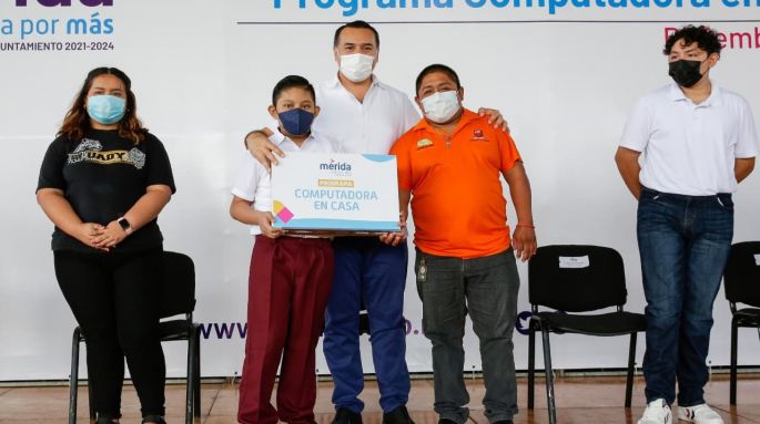 Renán Barrera entrega equipos tecnológicos del programa “Computadora En Casa”