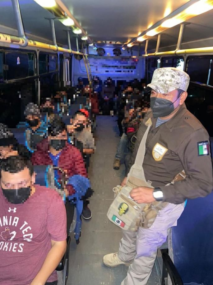 Rescatan a 198 migrantes irregulares en dos autobuses turísticos