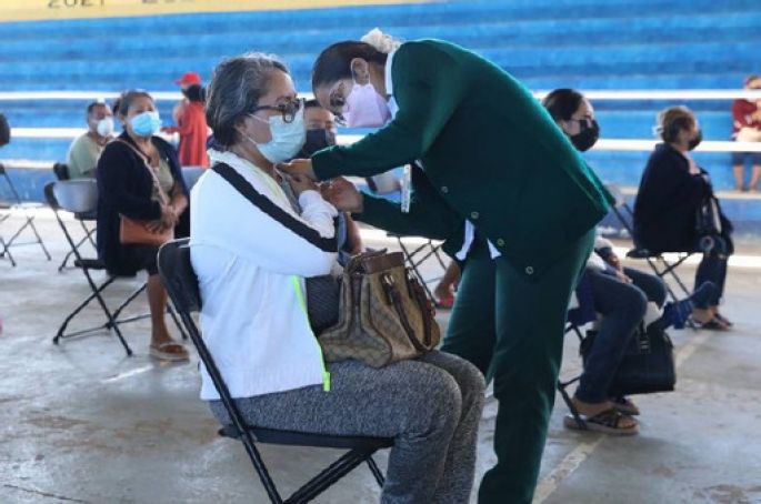 Comienzan a recibir su refuerzo contra el Coronavirus, adultos de 40 a 59 años de edad de 5 municipios