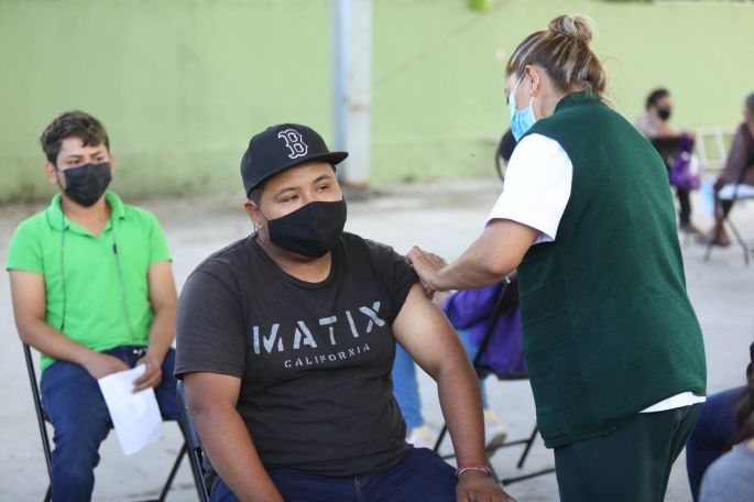 Del 17 al 21 de enero se aplicará la segunda vacuna contra el coronavirus a adolescentes de 15 a 17 años de 30 municipios más