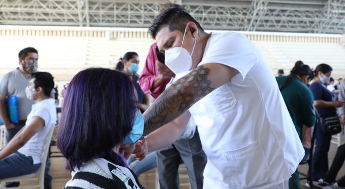 Se inscriben más de 17 mil docentes y personal escolar para recibir vacuna de refuerzo