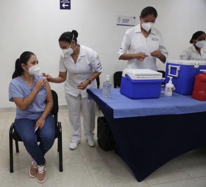 Personal de salud que atienden área Covid recibirán vacuna de refuerzo contra el Coronavirus