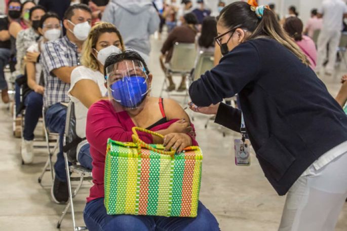Exitosa jornada de vacunación de personal educativo en Yucatán