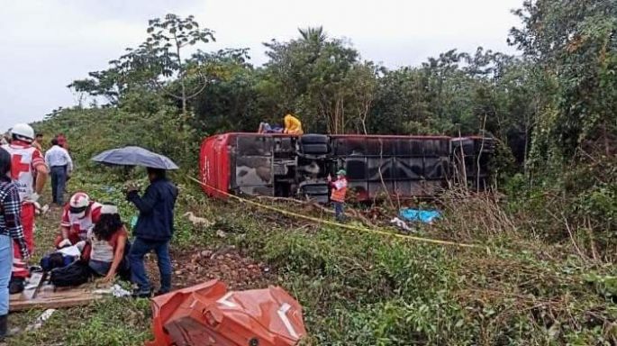 Tragedia en carretera; fallecen 10 personas en volcadura de ADO