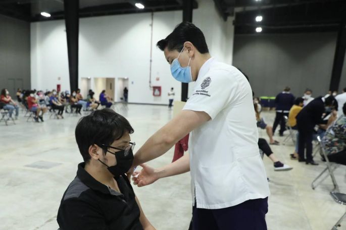 Inicia aplicación de tercera dosis de la vacuna contra el Coronavirus para jóvenes de Mérida