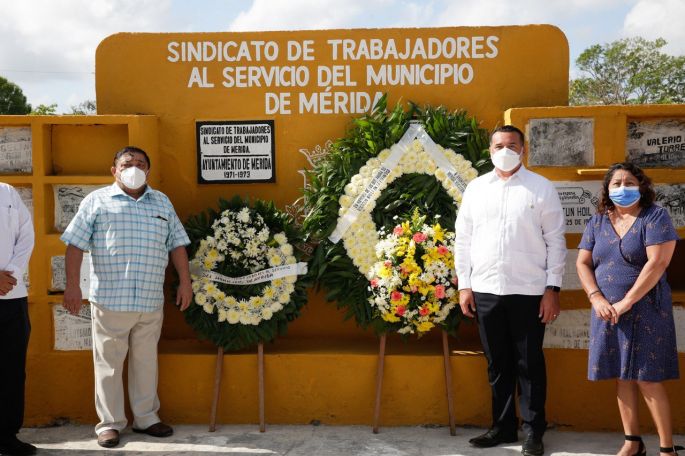 Ofrenda floral en los cementerios Xoclán y General por el Día de la Empleada y el Empleado Municipal