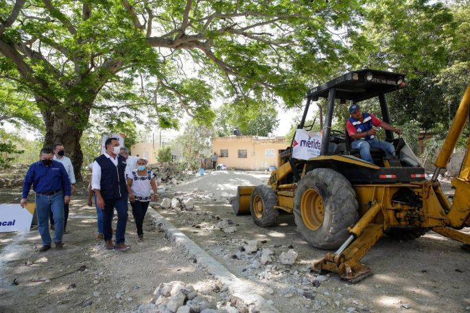 El Alcalde Renán Barrera supervisó un paquete de obras en la comisaría Tixcacal y encabezó el banderazo para la construcción de un parque