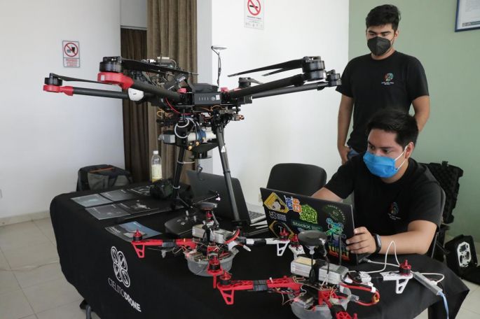 Exposición de drones en la UADY   