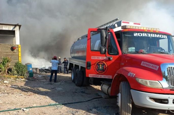 Bomberos de la SSP combaten incendio en basurero municipal de Valladolid