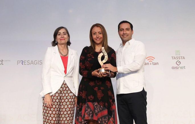 Entrega el Gobernador Mauricio Vila reconocimientos a proyectos de transformación innovadores en los Latam Smart City Awards