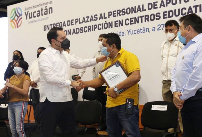 Entrega el Gobernador Mauricio Vila Dosal plazas a personal de apoyo y asistencia a la educación