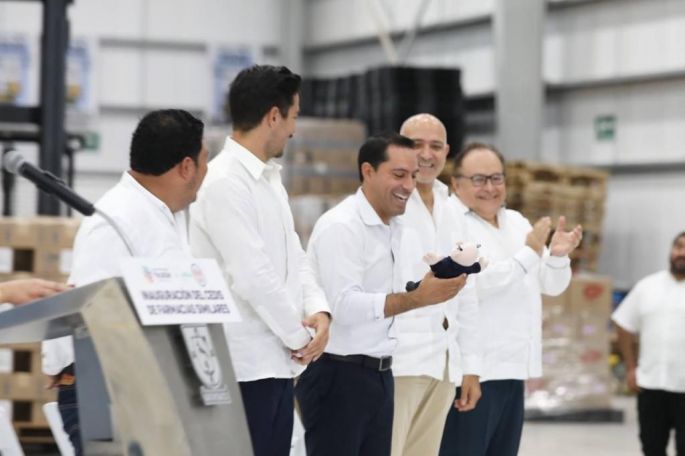 Lanzan peluche de Dr. Simi al Gobernador Mauricio Vila Dosal