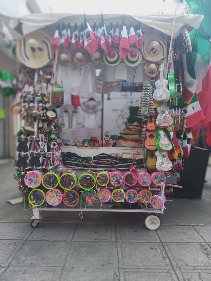 Llega a Mérida el espíritu Patriótico, venta de Banderas en las calles