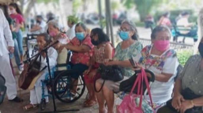 Adultos mayores hacen una exposición de sus trabajos en la Plaza Grande