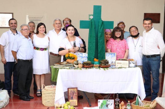 Celebran en la UADY el Día de Muertos con variada muestra de altares  