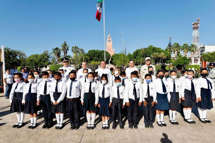 Retoma el Ayuntamiento de Mérida la ceremonia cívica en la plaza principal