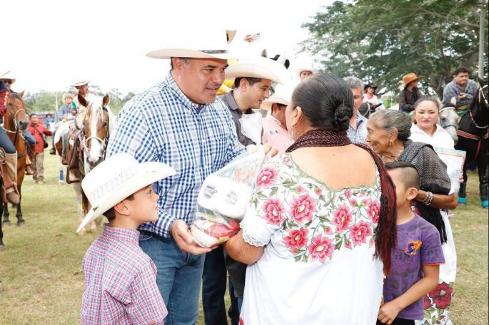 El Alcalde Renán Barrera participa en la cuarta edición de la cabalgata con Causa Tekax 2022