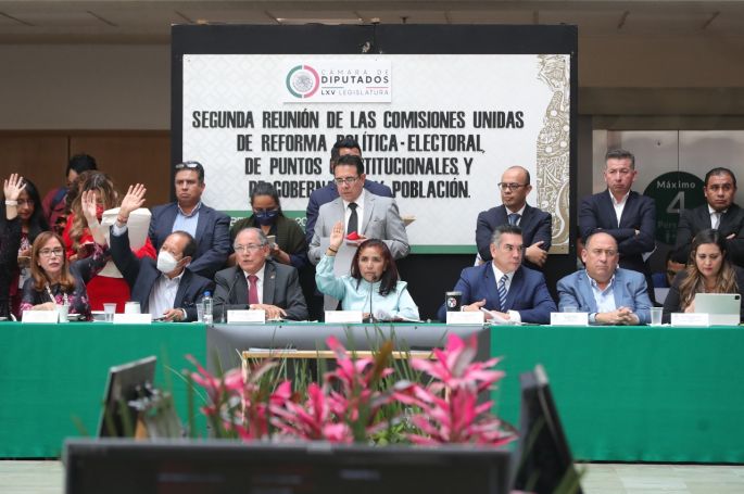 Comisiones unidas aprueban por mayoría dictamen que reforma la Constitución en materia política-electoral