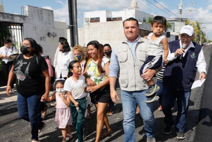 Vecinos reconocen al Alcalde Renán Barrera por la repavimentación de calles en Villa Magna Sur