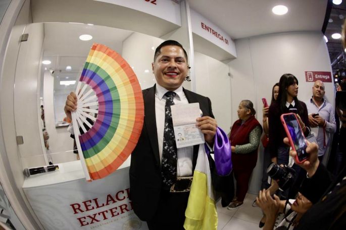 Entregan el primer pasaporte no binario en México 