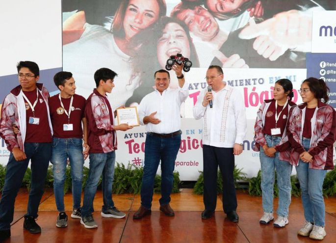 Renán Barrera acerca a la comunidad universitaria los programas y servicios del Municipio