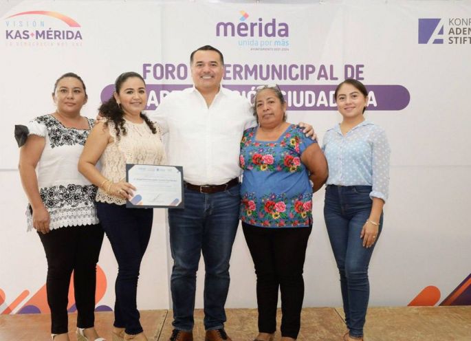 Renán Barrera comparte en Izamal experiencias exitosas para fortalecer la democracia participativa