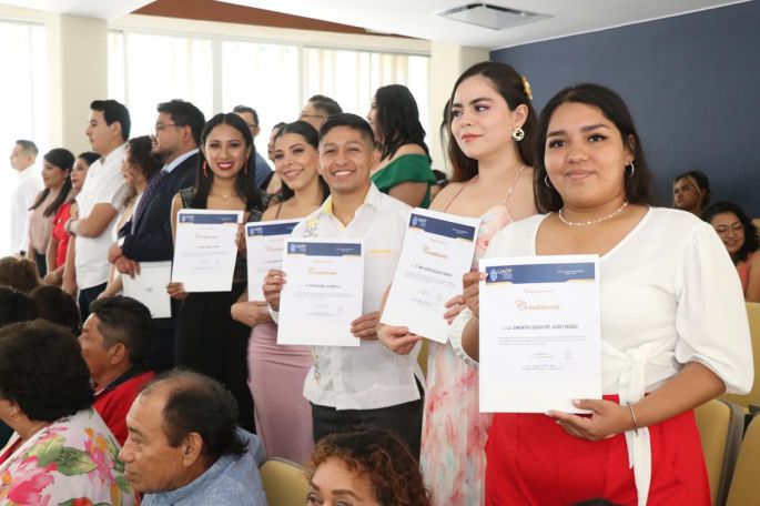 Jóvenes concluyen sus estudios en especialidades de la Facultad de Enfermería