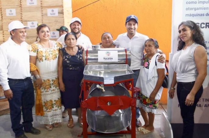 Gobierno de Mauricio Vila Dosal respalda a la gente de Tinum con más apoyos