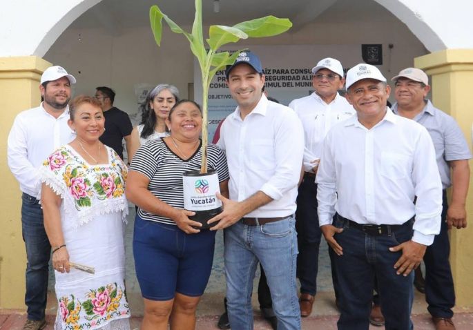 El Gobernador Mauricio Vila Dosal lleva diversos apoyos a habitantes de Ticimul, comisaría de Chankom