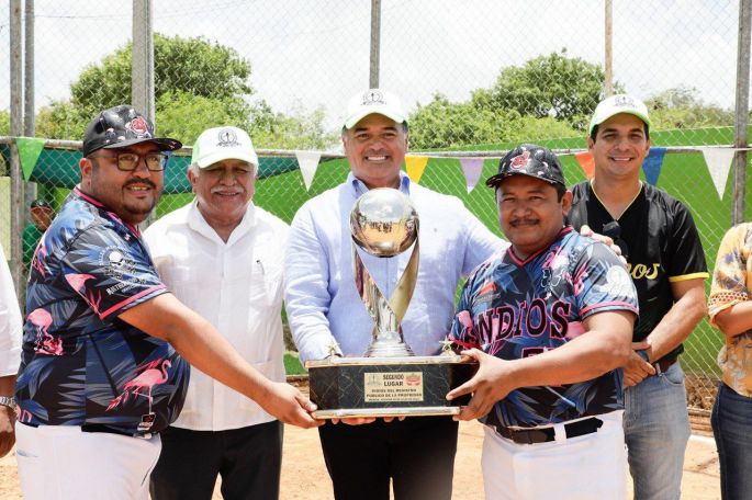 Renán Barrera convive con las y los trabajadores al servicio de Yucatán