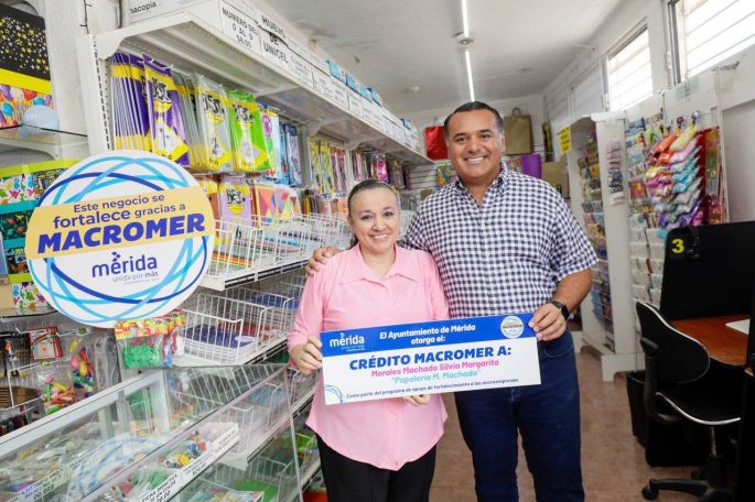 El Presidente Municipal Renán Barrera entrega los primeros apoyos del programa Macromer, para incentivar el crecimiento de las empresas locales.