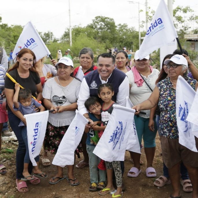 Renán Barrera supervisa acciones de vivienda y dio el banderazo de inicio de construcción de calles en la colonia Dzununcán