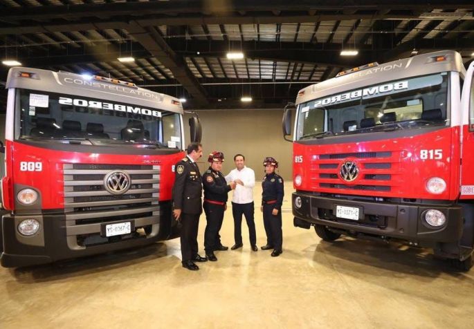 Gobernador Mauricio Vila Dosal reconoce labor de bomberos y paramédicos con estímulos económicos y equipamiento