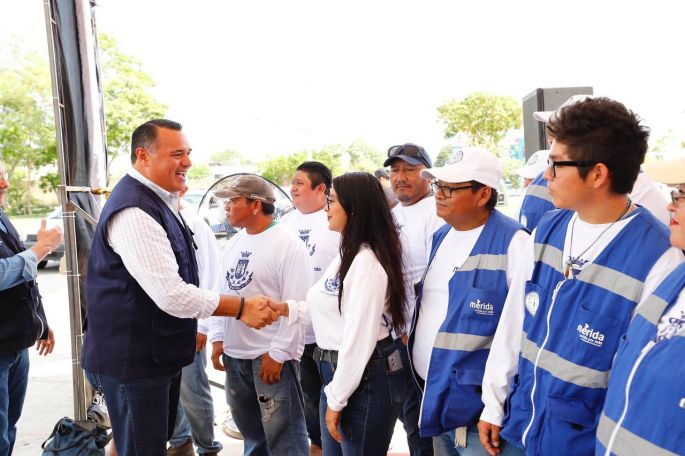 Renán Barrera impulsa la fumigación en escuelas de las comisarías de Mérida