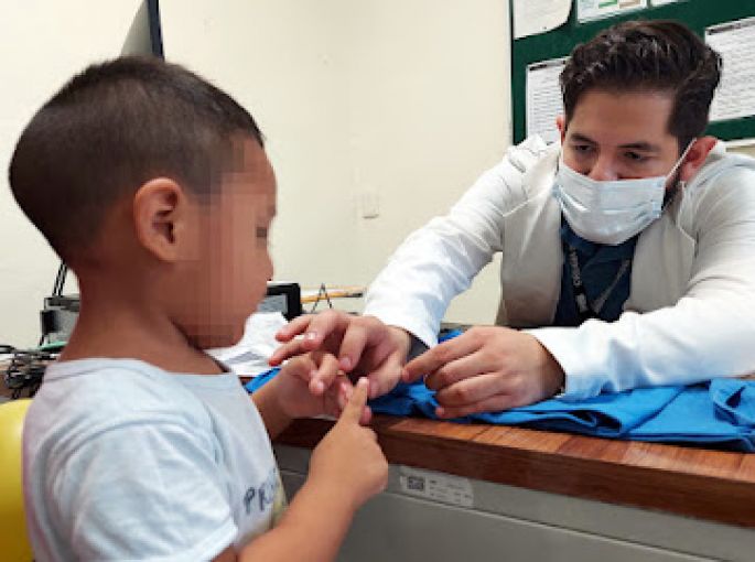 Evitan especialistas del IMSS amputación y regresan movilidad a dedo de un niño