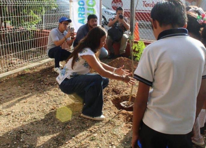 Alumnos de escuelas primarias estatales contribuyen a la reforestación de Yucatán con la estrategia “Un niño, un árbol”
