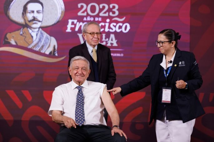 AMLO recibe dosis de la vacuna cubana ABDALA contra COVID-19; llama a la población vulnerable a vacunarse